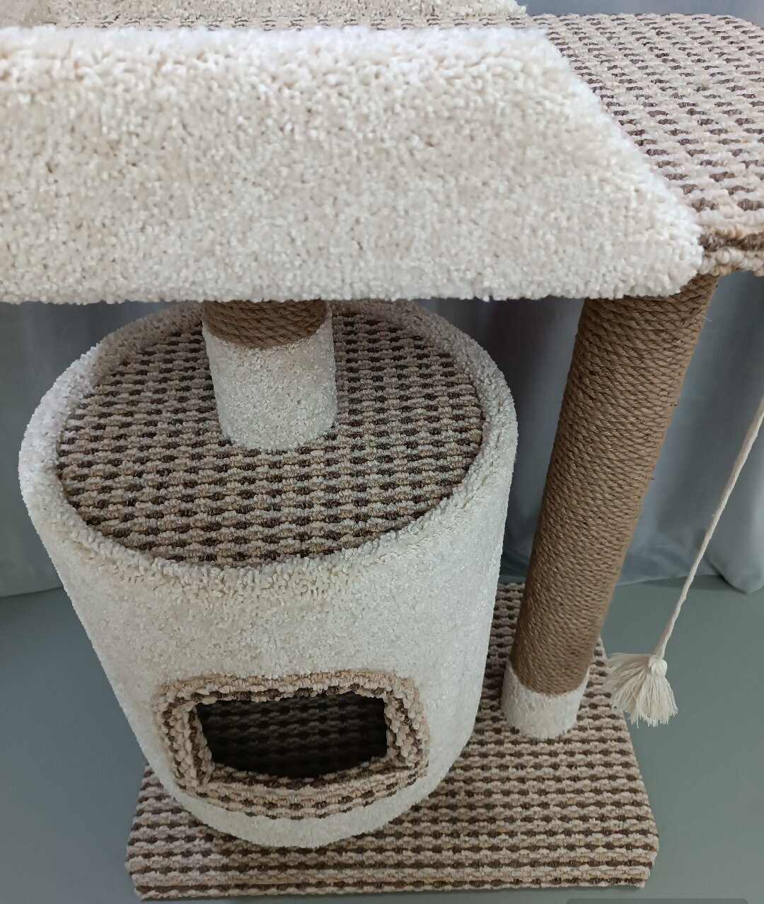 Домик-когтеточка с лежанкой из ковролина и джута для кошек Высокая 87 см - фотография № 3
