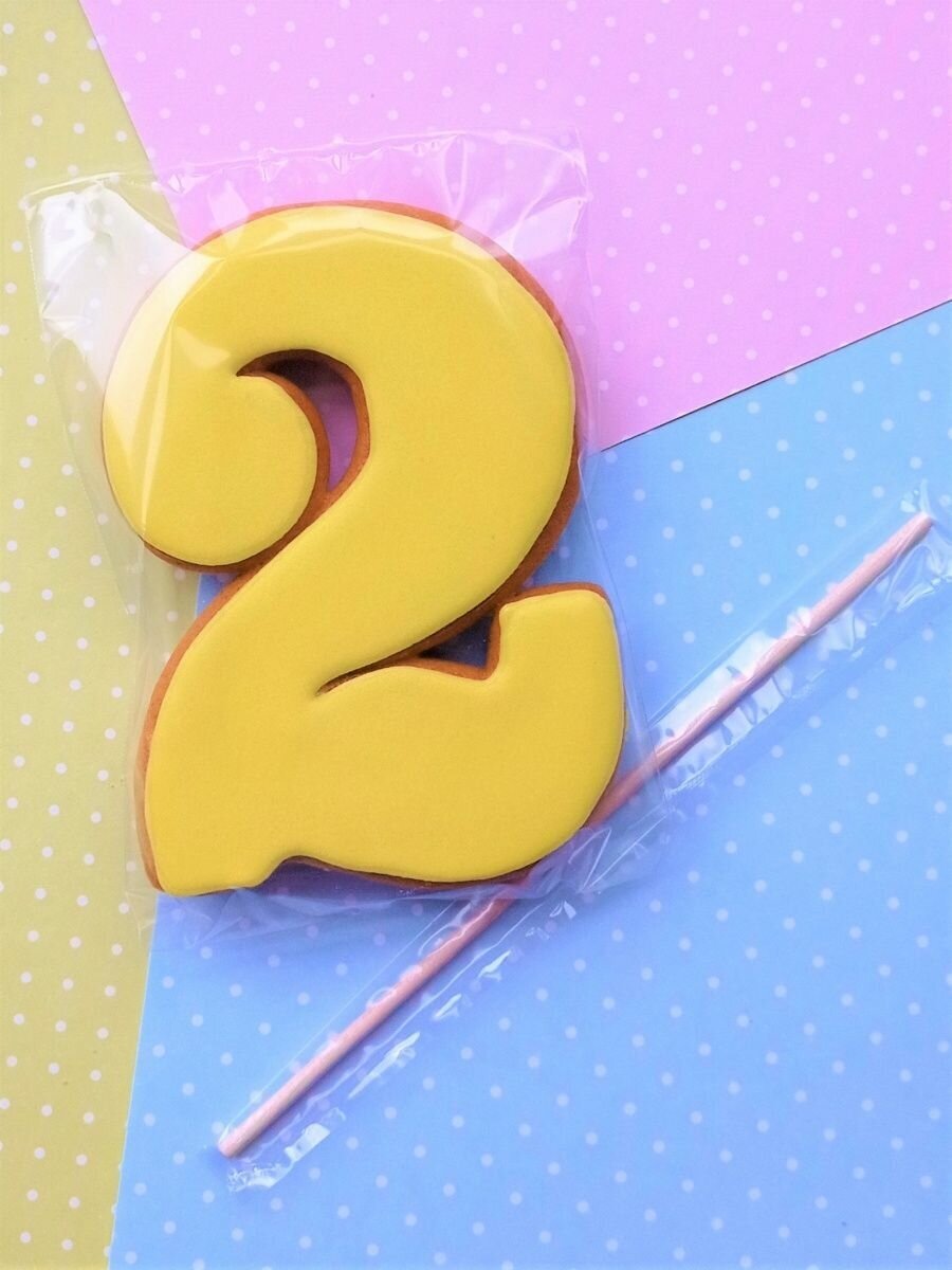 Имбирный пряник цифра 2 в торт на день рождения ребёнка - фотография № 2
