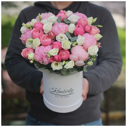 Розовые пионы Сара бернар и пионовидные кустовые розы Сильва пинк в шляпной коробке. Букет 234 Kimbirly Flowers