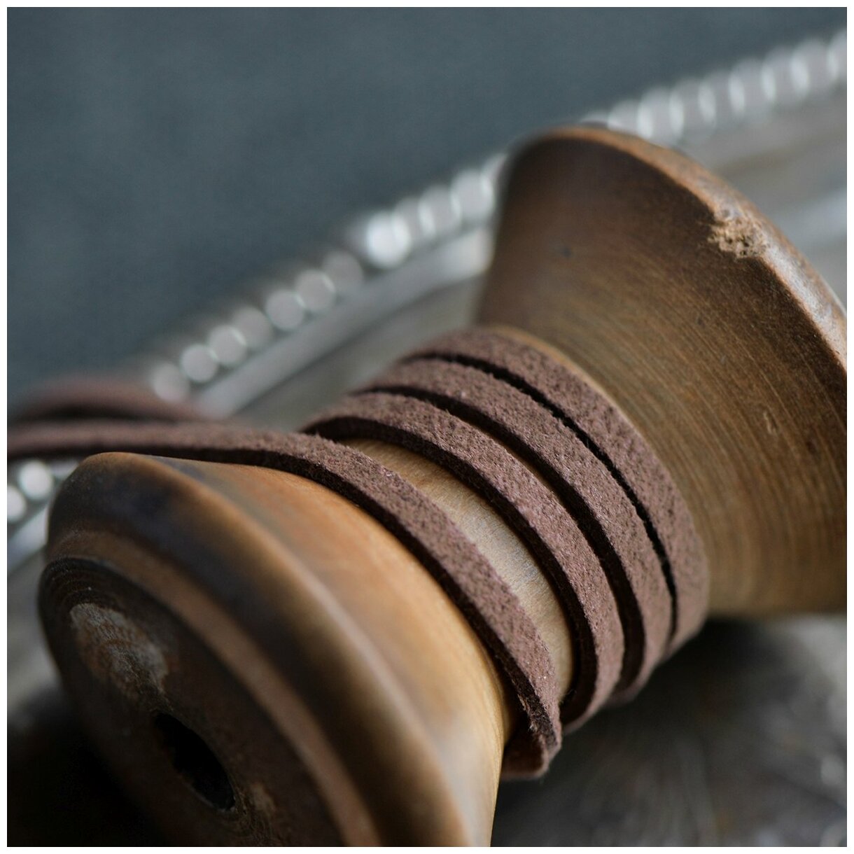 Шнур из иск. замши 3х1.5 мм 8 метров для шитья / рукоделия / браслетов, цвет шоколадный