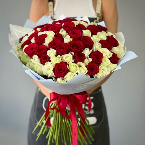 Изображение товара Букет из 101 красной и белой розы 40 см в стильной упаковке. «365 Поводов» - живые цветы с доставкой