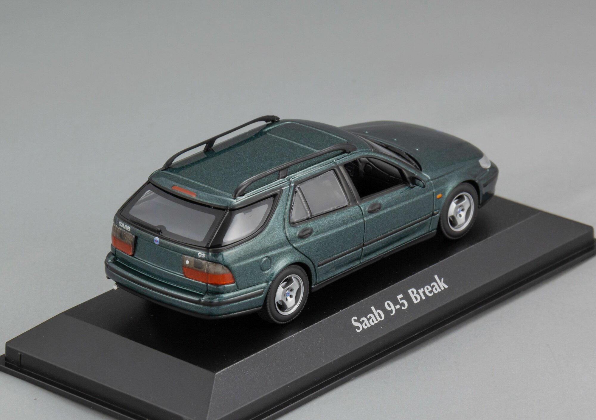 Коллекционная масштабная модель 1:43 SAAB 9-5 Break – 1999 от Maxichamps — фото 1