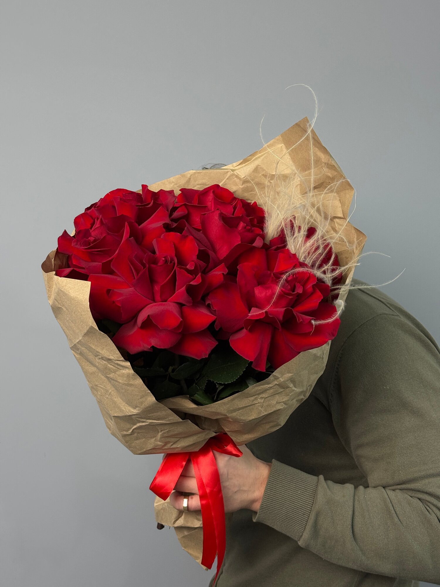 Букет живых цветов Французская роза 7 роз стифа высота 60 см красный