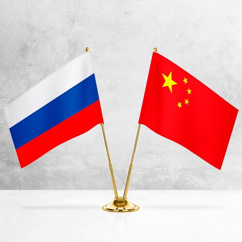 Настольные флаги России и Китая на металлической подставке под золото настольные флаги россии и китая на металлической подставке под золото