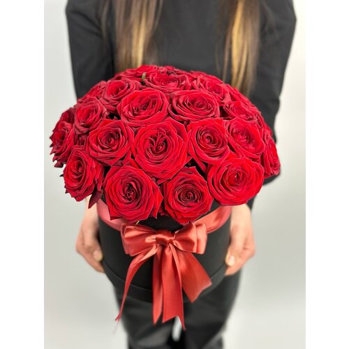 Красные розы в черной шляпной коробке (31 шт)