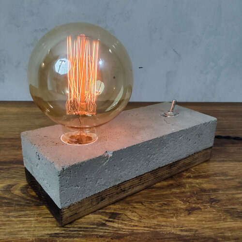 Настольная лампа из дерева и бетона со встроенным выключателем от мастерской Woody Deco