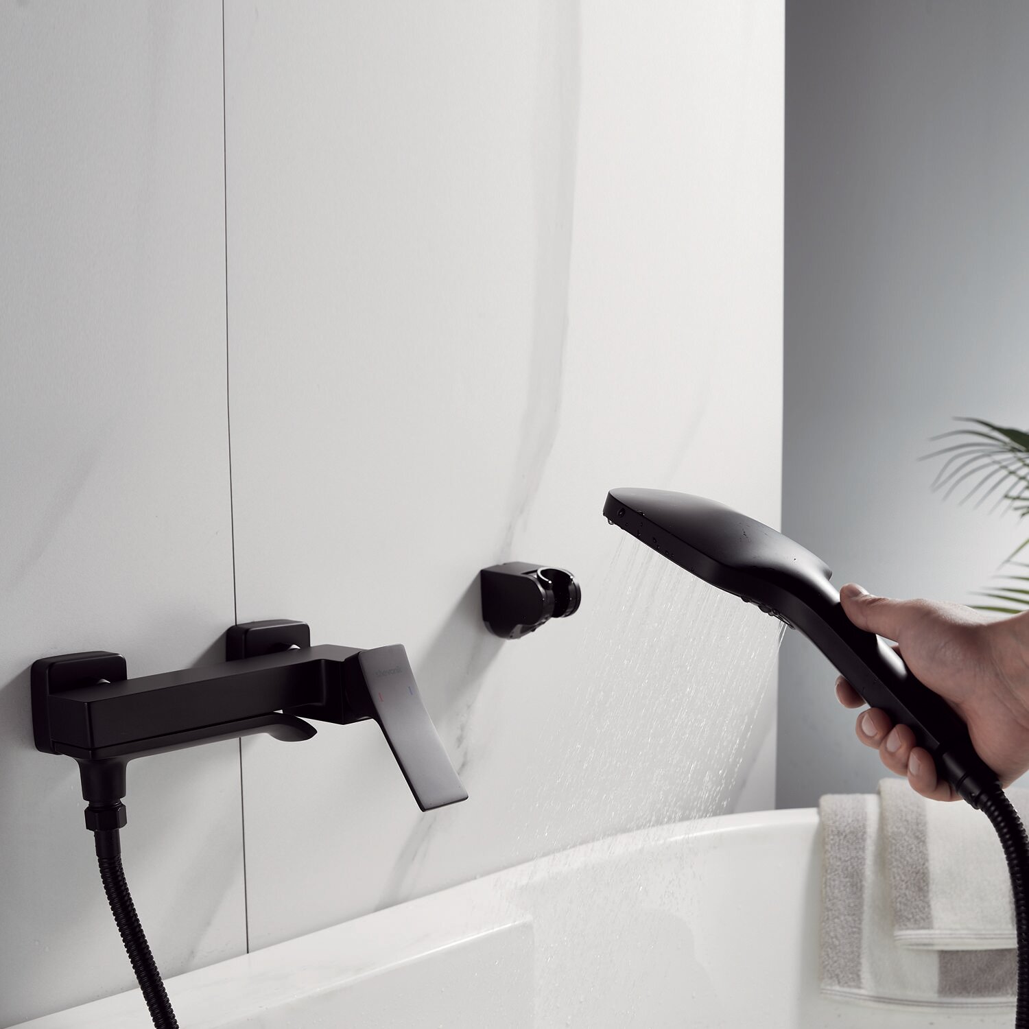 Смеситель для ванны с душем Shevanik S4002H черный матовый — фото 1