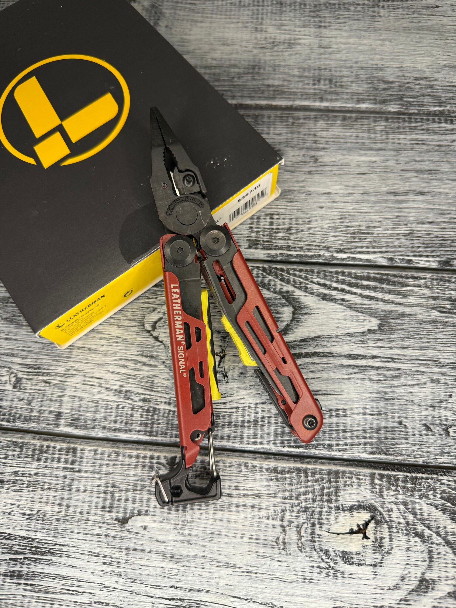 Мультитул Leatherman Signal Crimson