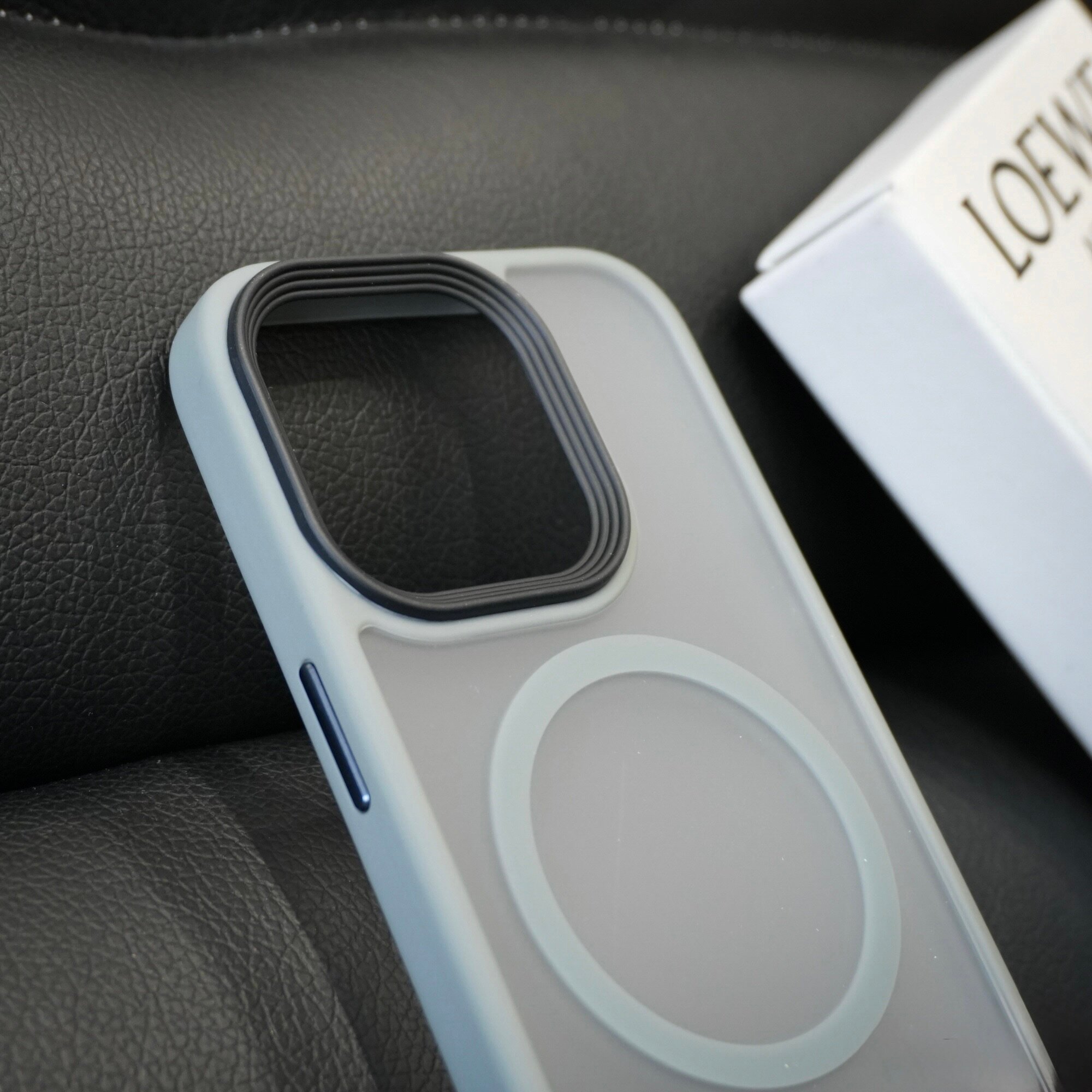 Чехол на iPhone 15 Pro с кольцом magsafe прозрачный матовый с защитой камеры — фото 1