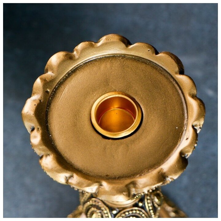 Подсвечник на резной круглой подставке, золото 11х11х25 см, для свечи d=5,5 см - фотография № 3