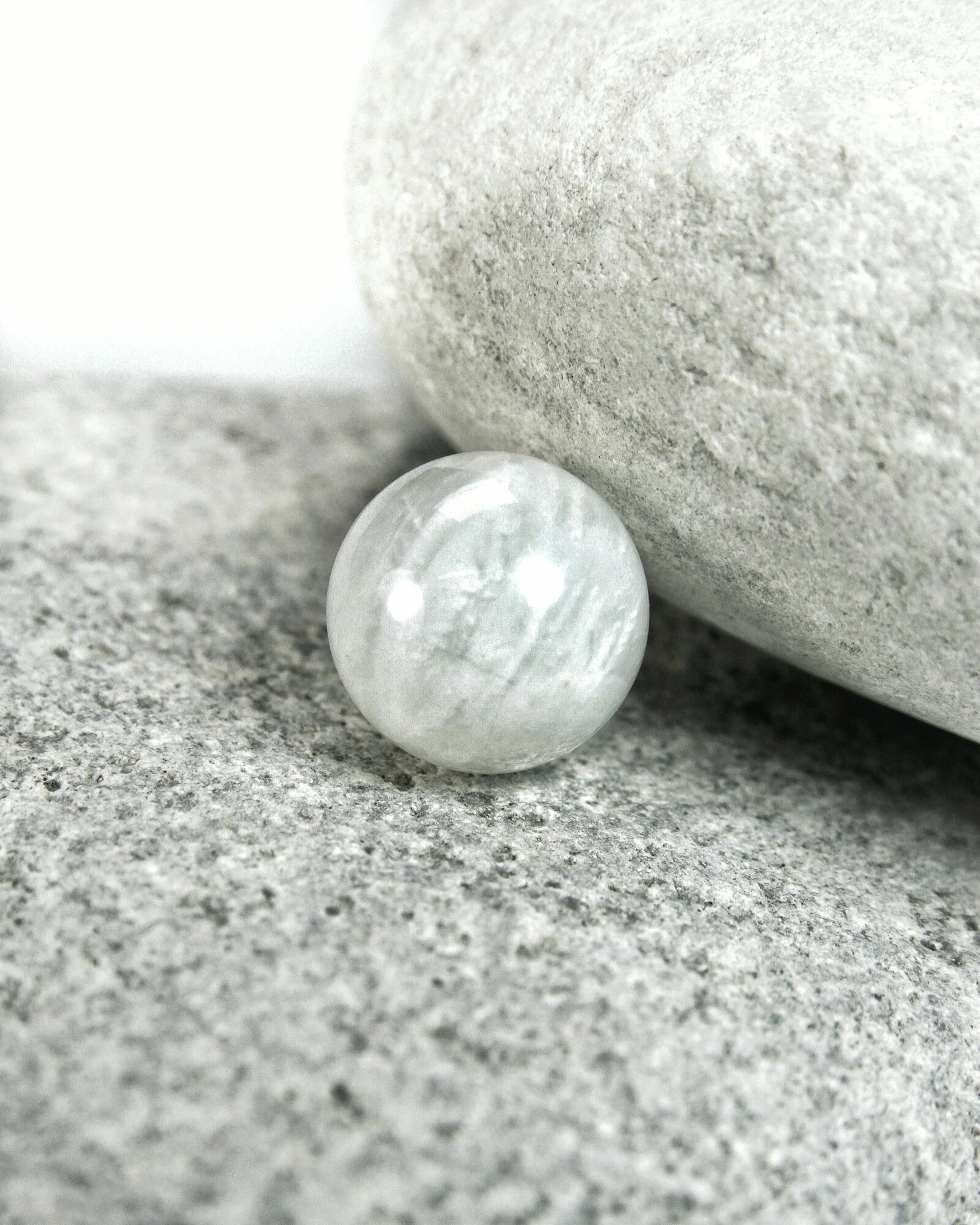 Натуральный камень Лунный камень для декора, поделок, бижутерии, шар, диаметр 13 мм