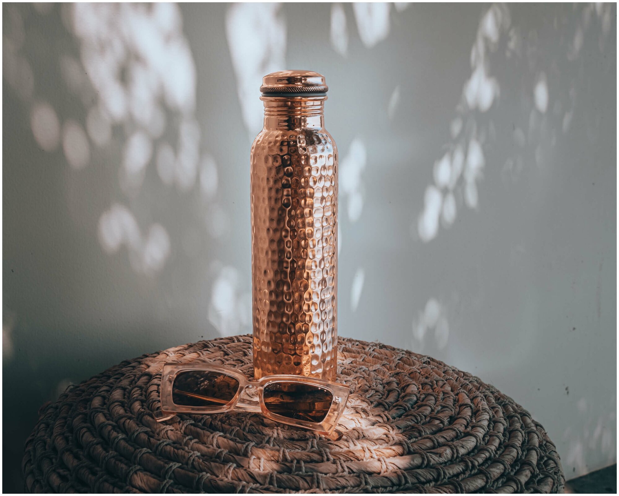 фото Медная бутылка для воды NiiDRA, модель Мятое золото, объем 900 мл, 100% медь