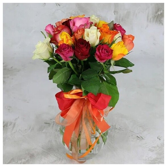 Букет живых цветов из 21 разноцветной розы с лентой 40см микс