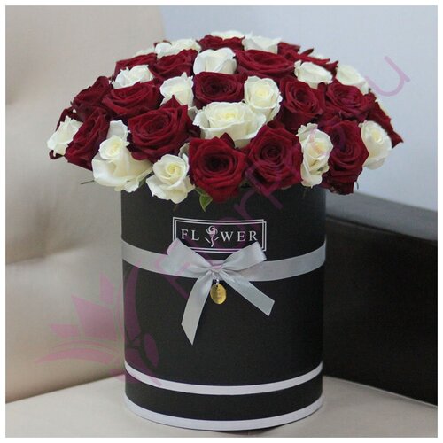 Цветы живые букет из 51 красной розы Ред Наоми и белой розы Аваланч в шляпной коробке с атласной лентой