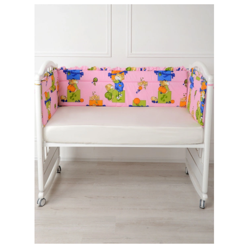 Бортик для детской кроватки МамаШила Мишка на пъедестале (розовый) 10072