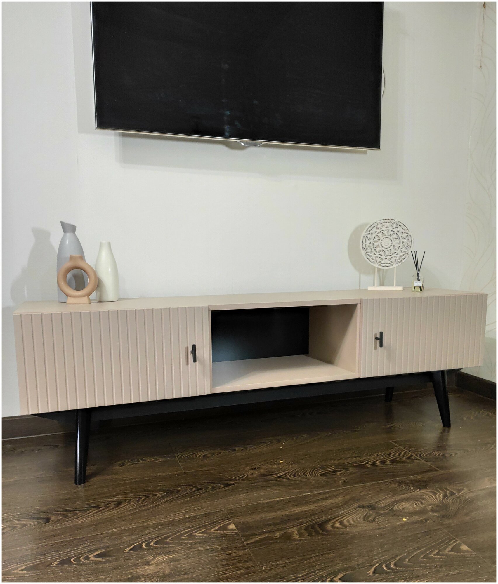 фото Тумба под ТВ Бежевая реечный дизайн-2 150х36.6х47 см