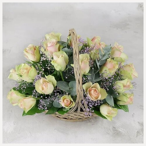 Изображение товара Букет из зелено-розовых роз гипсофилы листьев эвкалипта в корзине