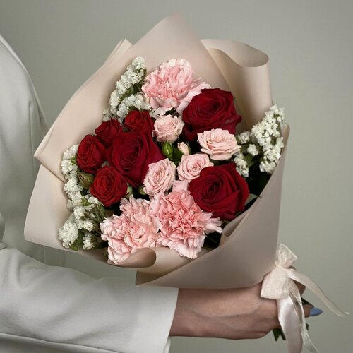 Изображение товара Цветы живые букет из кустовых роз и гвоздик в упаковке с лентой "Чувства" Flor2u