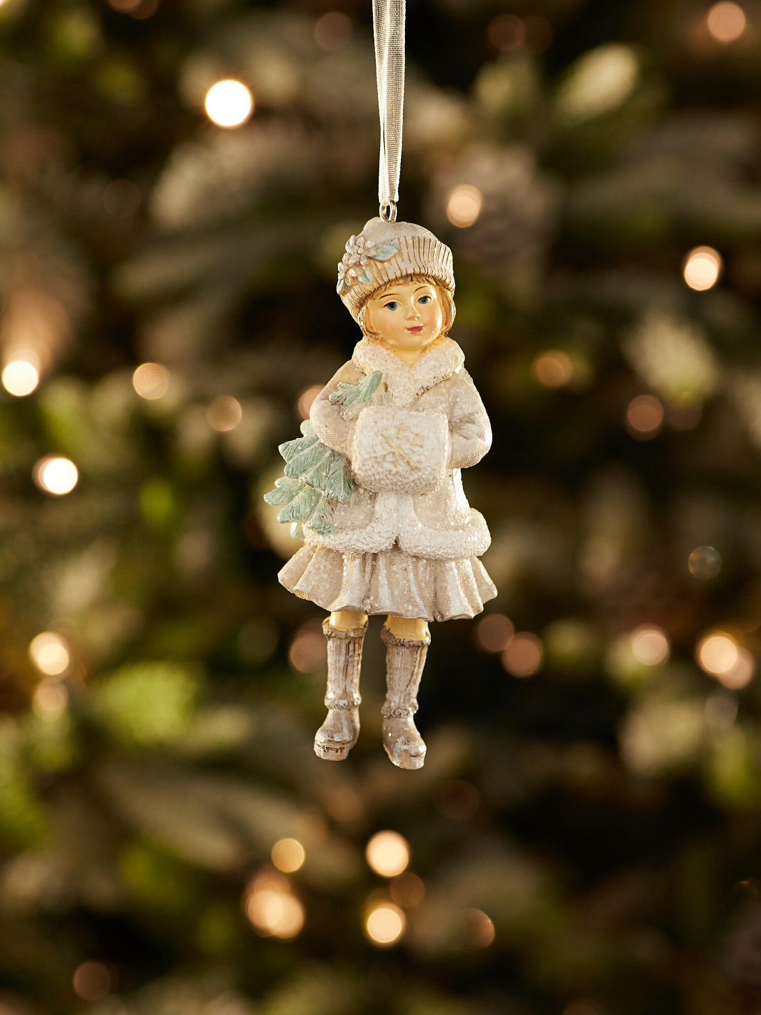 Елочная игрушка Лавка Чудес "Девочка с елкой", полирезин, 11,5 см — фото 1