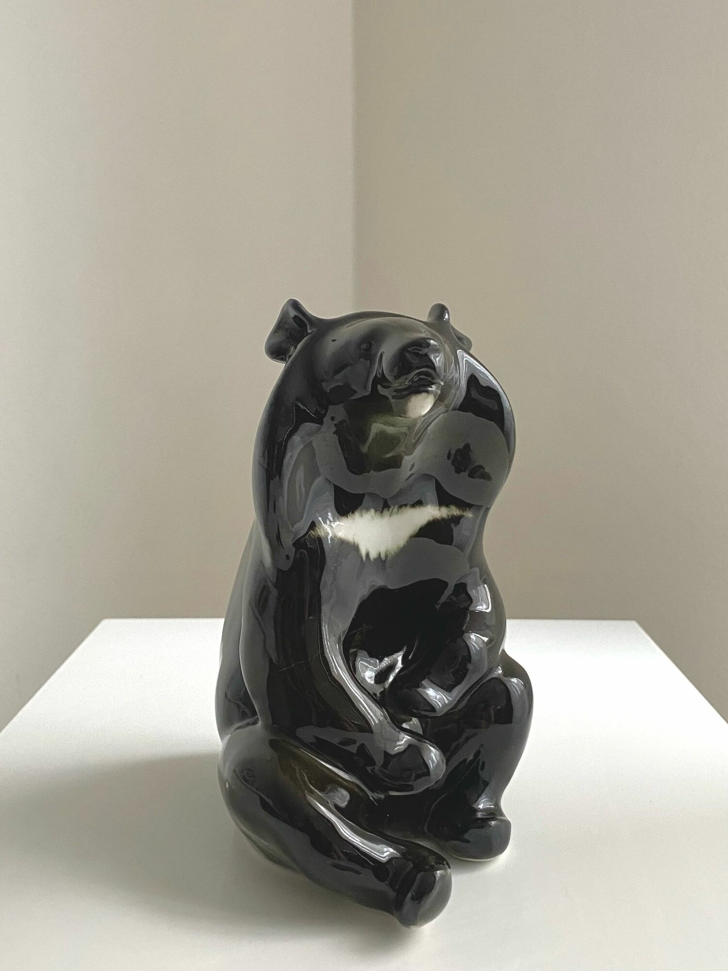 Статуэтка "Гималайский медведь" ЛФЗ. СССР. Фарфор. Высота: 18 см.