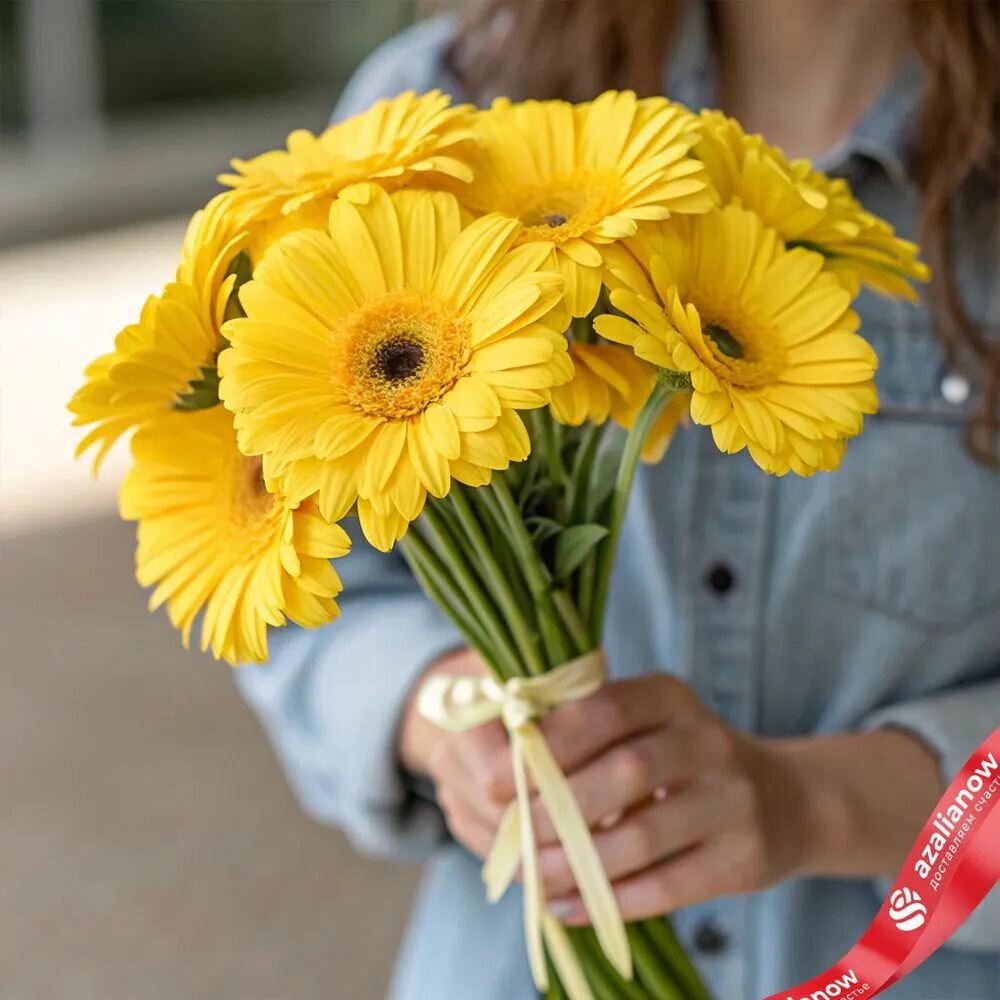 Букет живых цветов из 7 желтых мини - гербер под ленту от АзалияНау