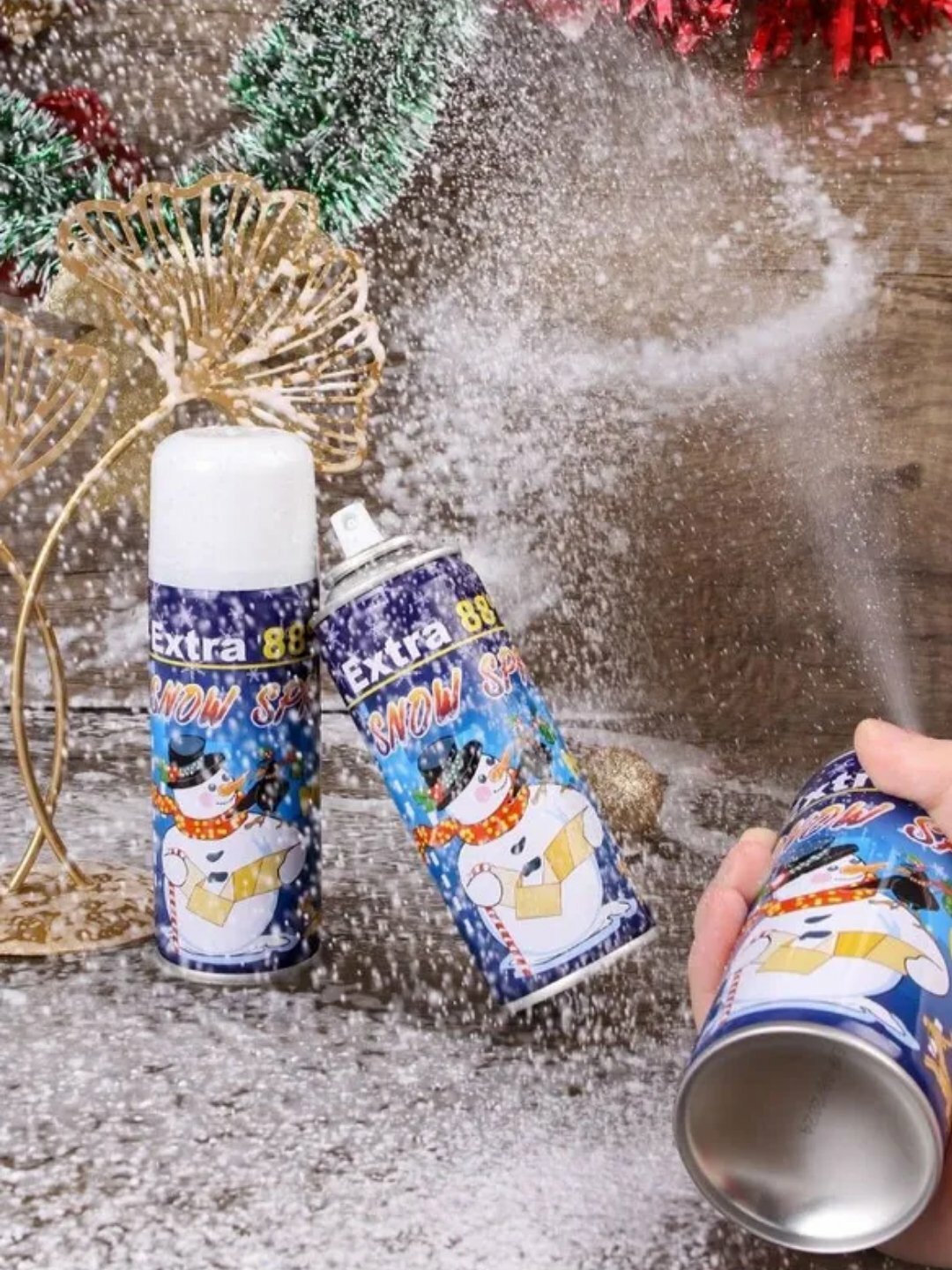 Вот перевод на русский: **"Спрей-искусственный снег в банке для новогоднего декора"** — фото 1