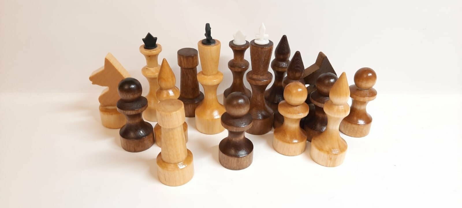 Шахматные фигуры в картонной коробке
