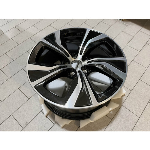 Колесный диск 36116883751 BMW 689 R18 85j ET44 DIA 666мм 5x112 мм серебристыйчерный 69800₽