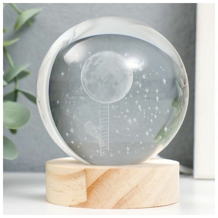 Светильник сувенир стекло подсветка "Дотянуться до луны" d8 см подставка деревянная - фотография № 3