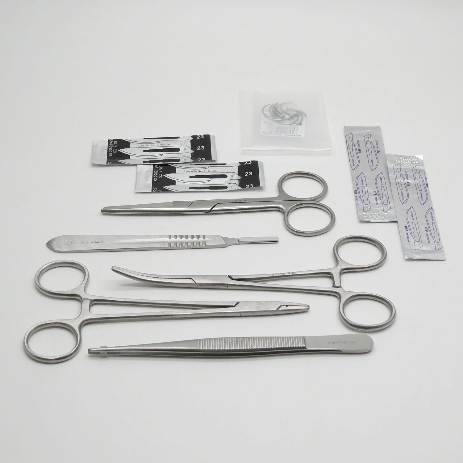 Набор хирургических инструментов в футляре для студента-медика