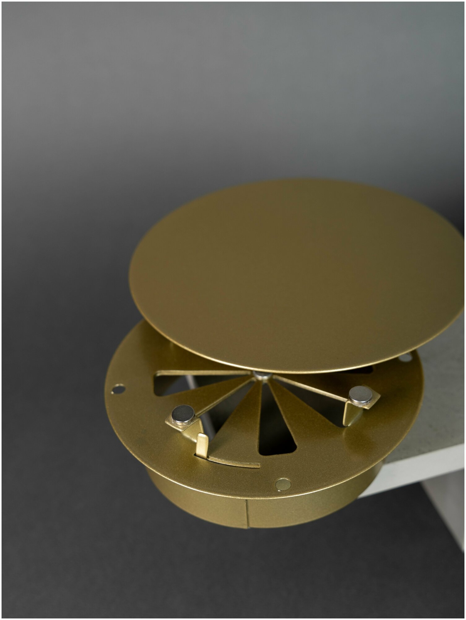 Вентиляционная решетка на магнитах (декоративный диффузор с регулировкой) 125x125 мм. (ДК125 золотистая), металлическая, производитель Родфер - фотография № 6