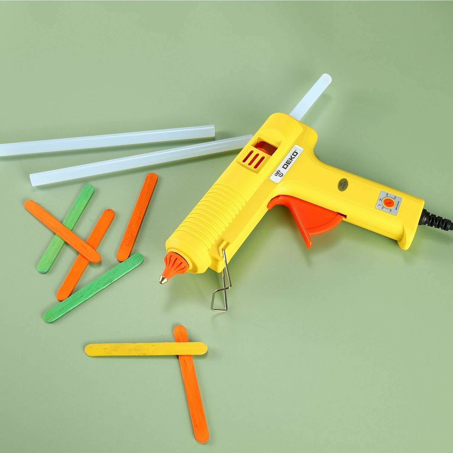 Картинки Термопистолет клеевой DEKO DKGG150 150Вт SET2 с функцией THERMAL CONTROL + набор клеевых стержней (10 шт, 11 мм)