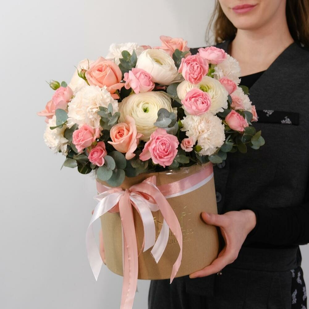 Композиция в коробке Королевство Праздника "Дива" ранункулюсы пионовидная роза в шляпной коробке