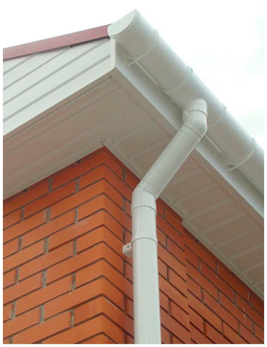 Белые карнизы на доме