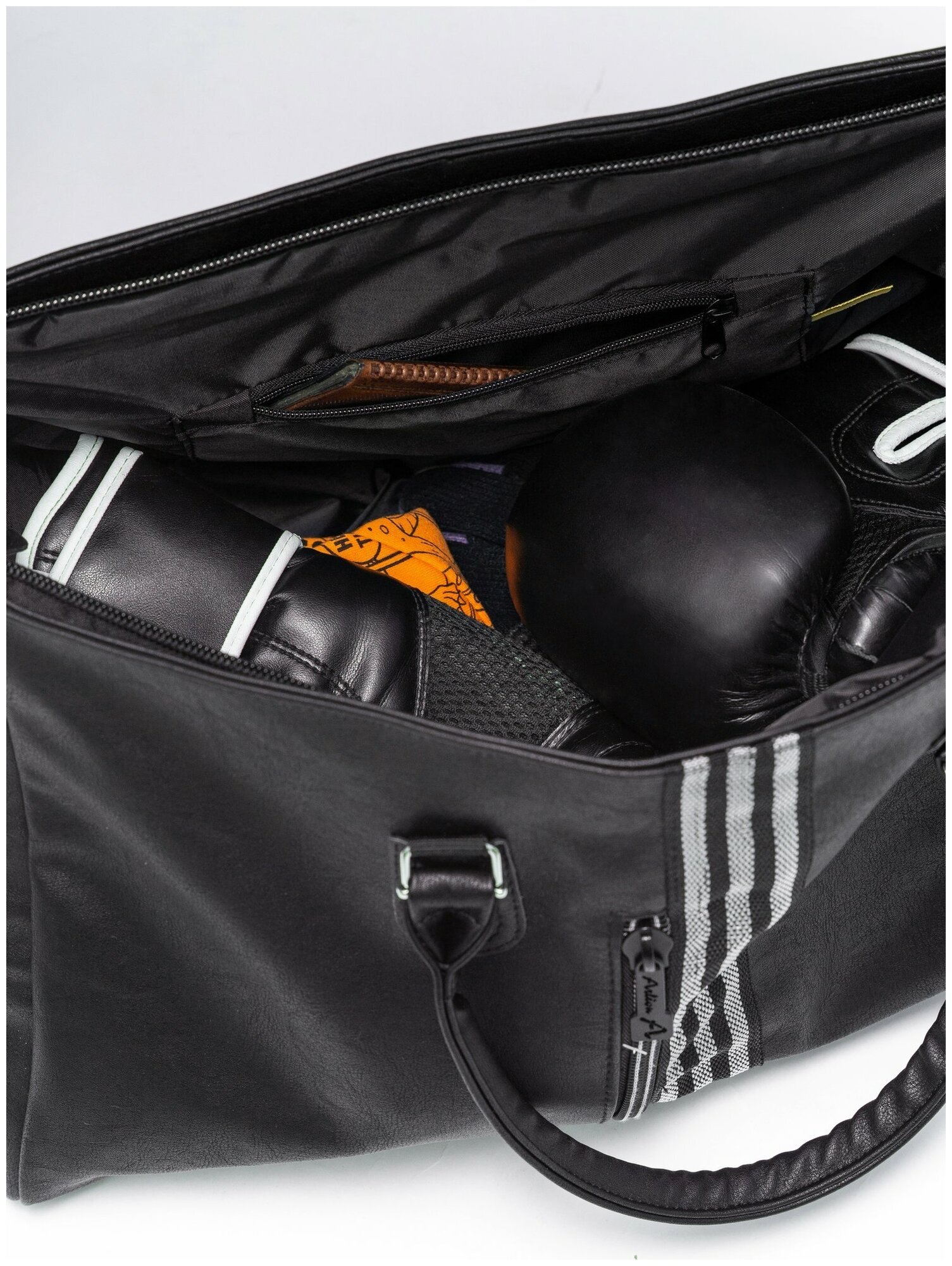 Дорожная спортивная сумка с карманом для обуви кожаная для спортзала и отдыха - фотография № 12