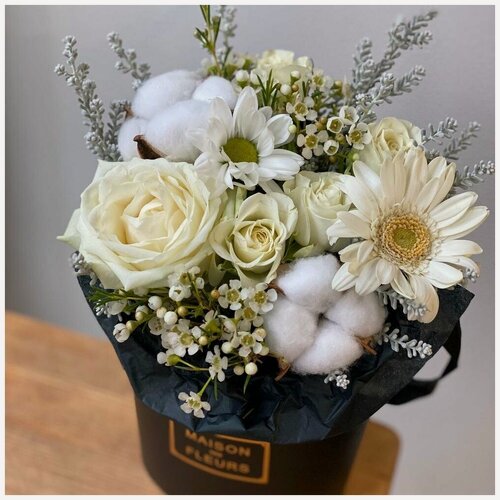 Изображение товара Букет в черной коробке с хлопком, белой розой и герберой. Зефирка "Взбитые сливки"