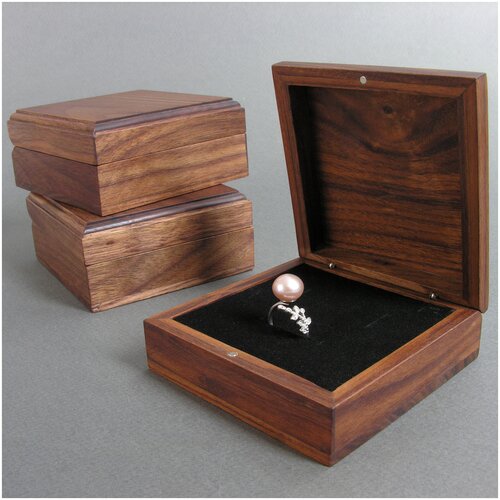 Авторская шкатулка ручной работы из массива ореха 93х93 мм