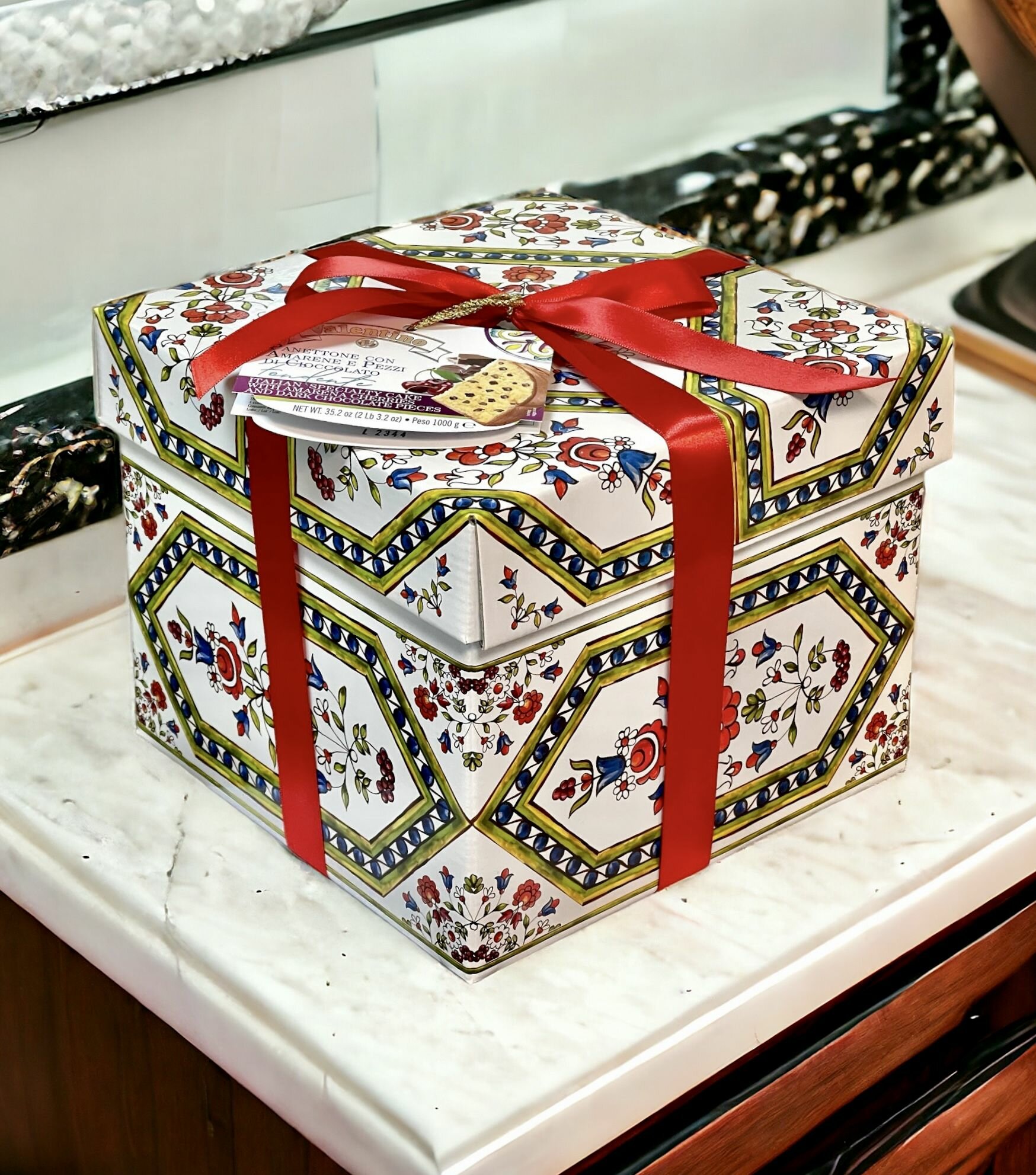 Кекс VALENTINO Panettone с кусочками шоколада и вишней, 1000г, Италия