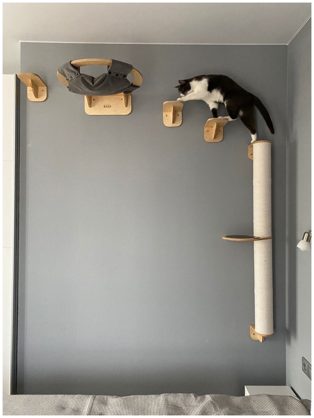 Игровой комплекс для кошки "Апи" настенный, с гамаком, когтеточкой, полкой - фотография № 10