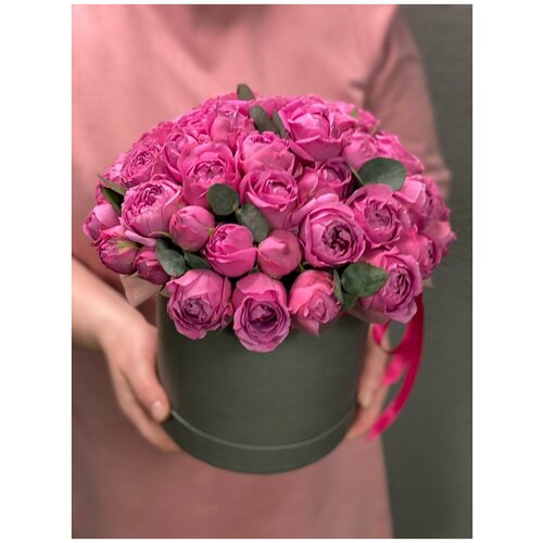 Пионовидные кустовые розы Мисти Баблс в коробке