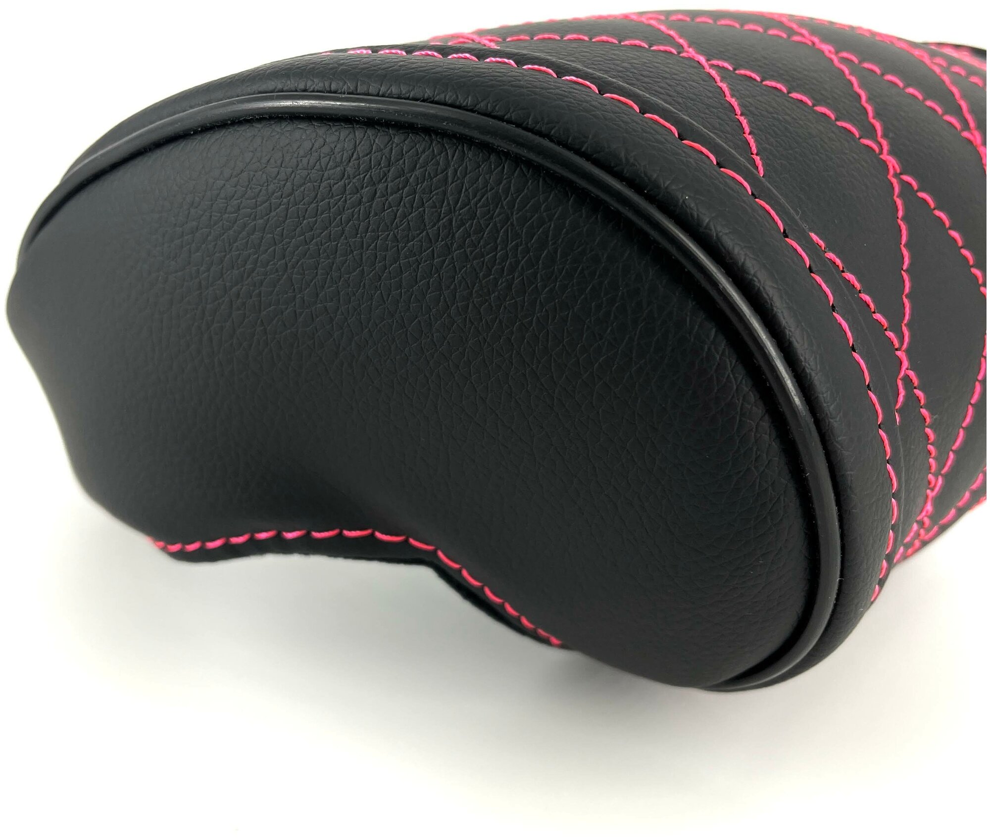 Черная автомобильная ортопедическая подушка для шеи на подголовник на сиденье с ромбами розового цвета Экокожа премиум класса