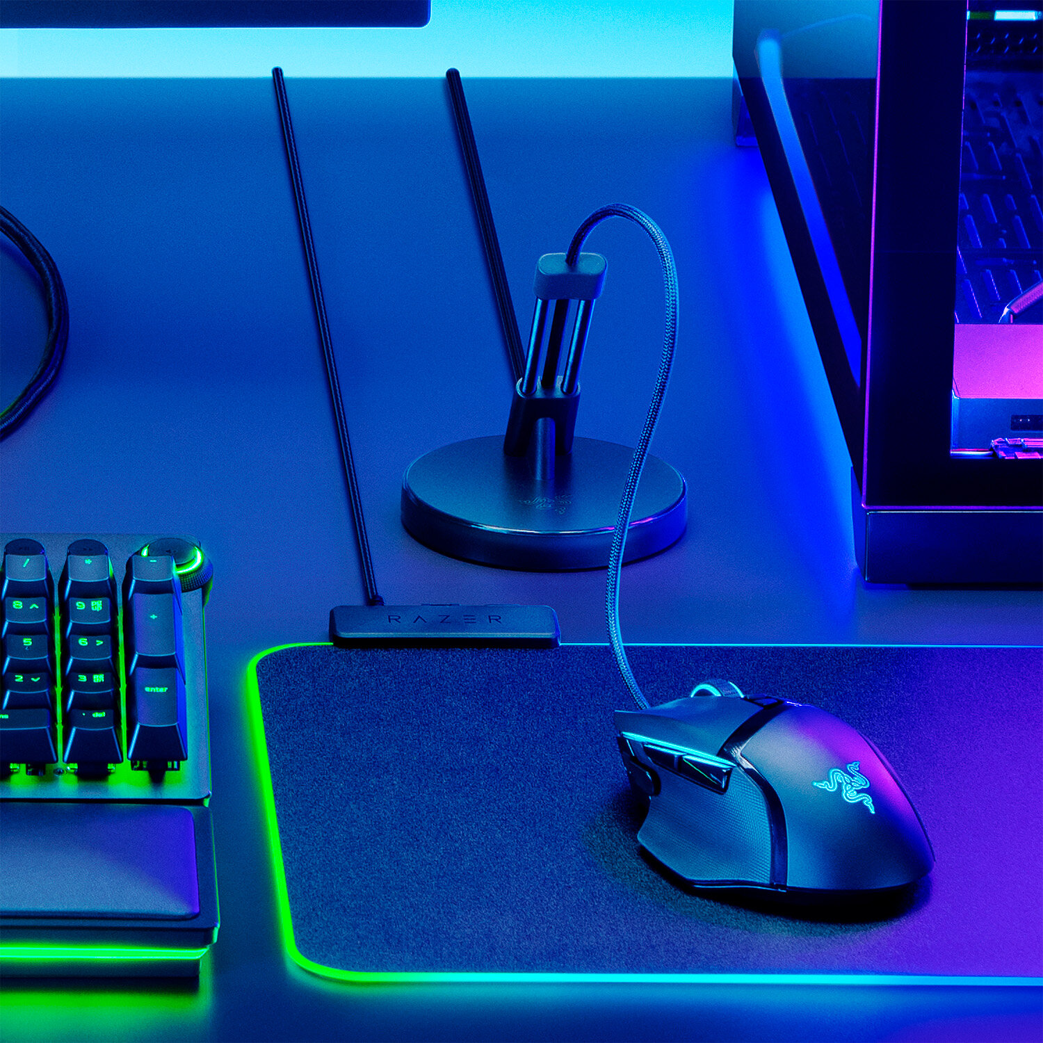 Держатель провода мыши Razer Mouse Bungee V3 Chroma (RC21-01520100-R3M1) — фото 4