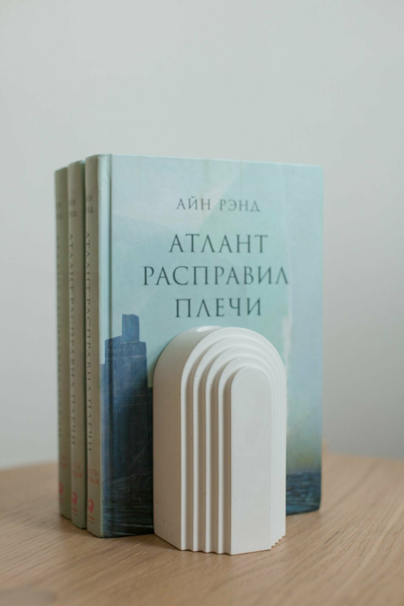 фото Держатель для книг "Бруния" из бетона