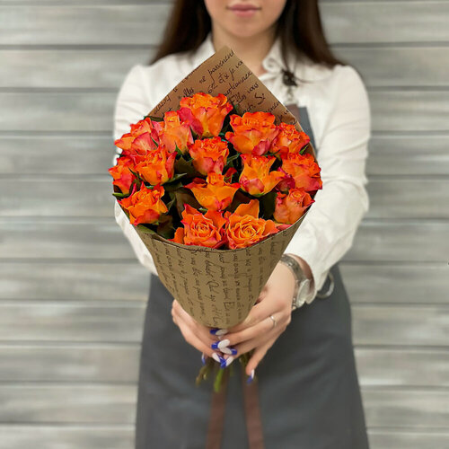 Изображение товара Букет живых цветов из 15 оранжевых роз 40см. в крафте от Букет Маркет