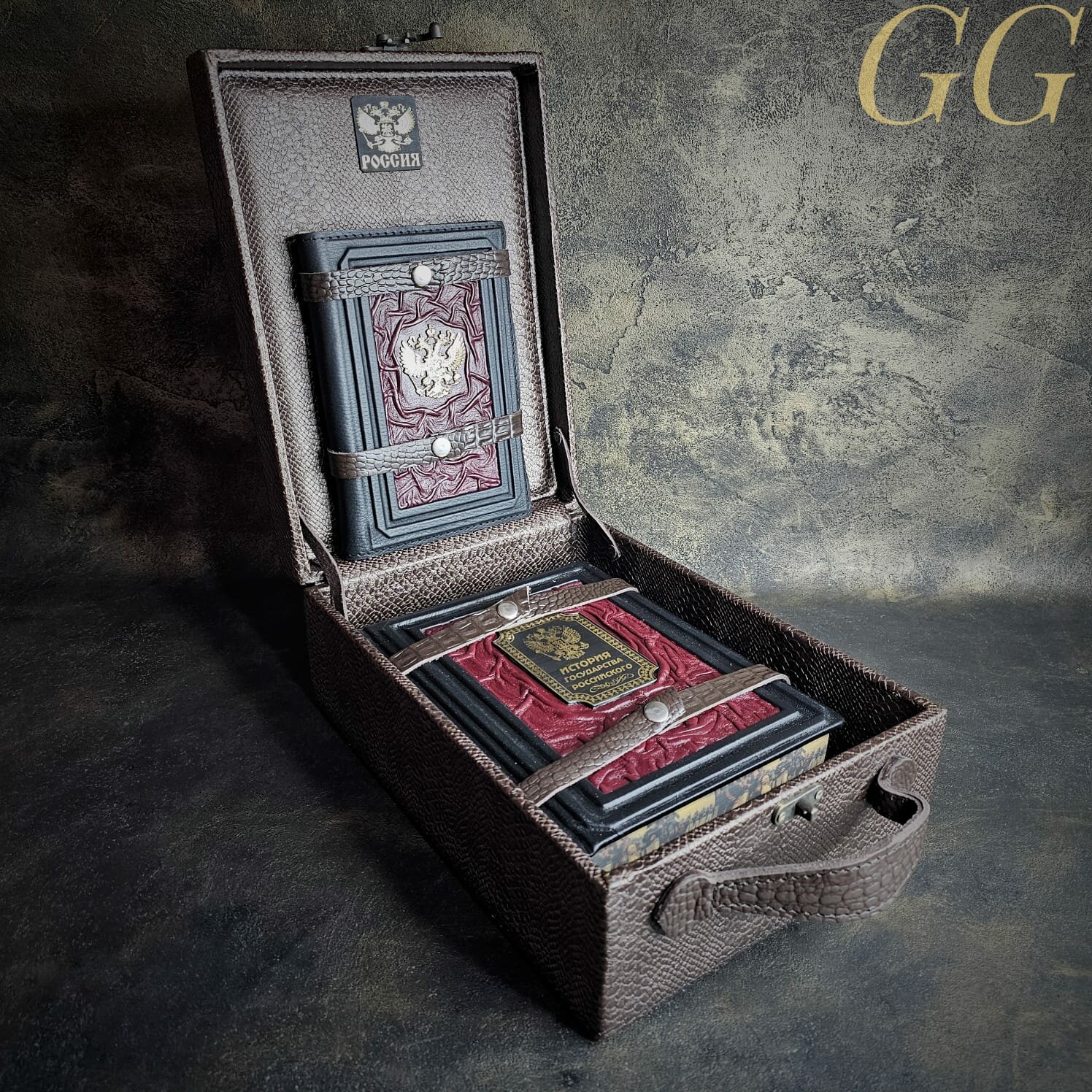 Набор книга история государства российского и ежедневник РФ в чемодане