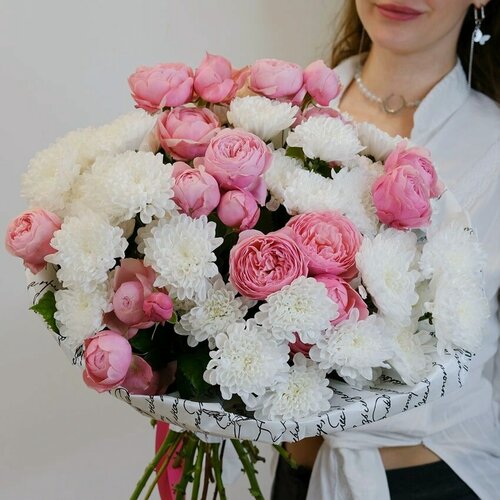 Изображение товара Кустовые пионовидные розы Сильва Пинк и хризантемы в большом букете "Моему ангелу"