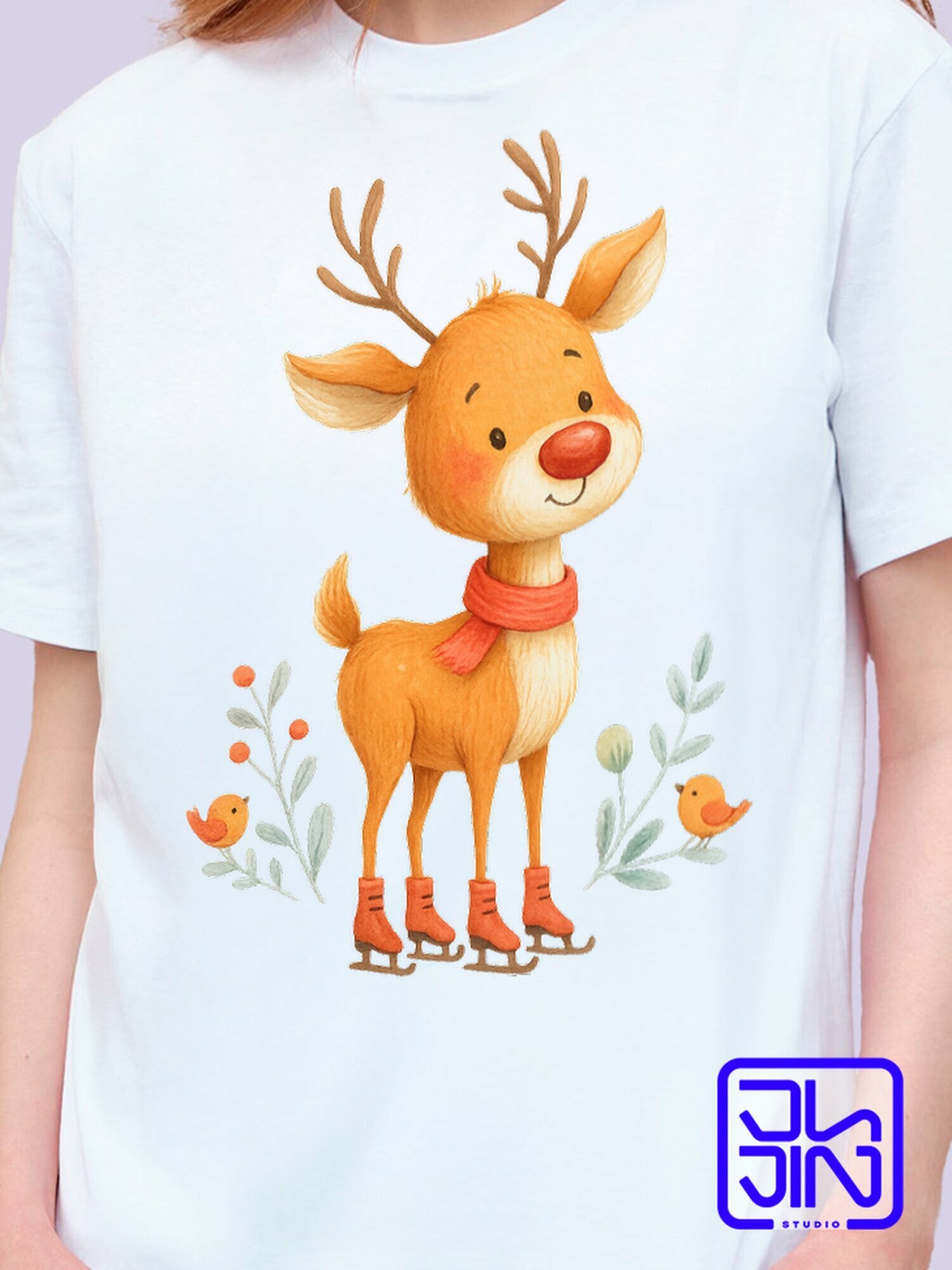 Футболка классическая женская с авторским принтом Веселый белый рождественский принт с пестрым выразительным оленем зимой, белый хлопковый трикотаж с прикольным рисунком на груди