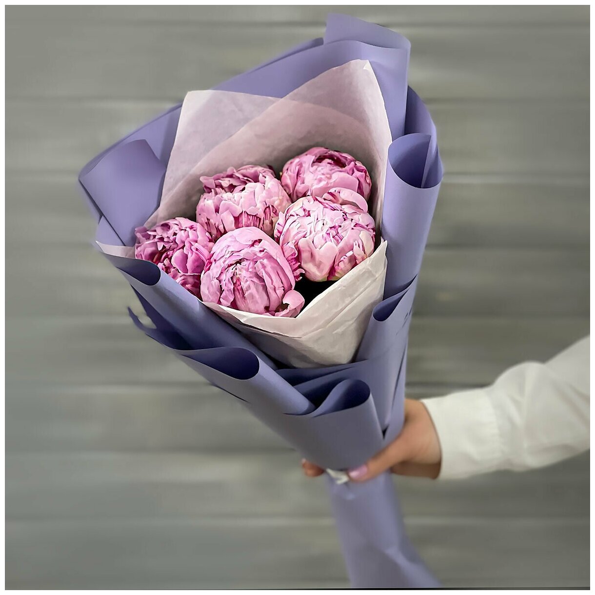 Букет живых цветов из 5 розовых пионов в упаковке