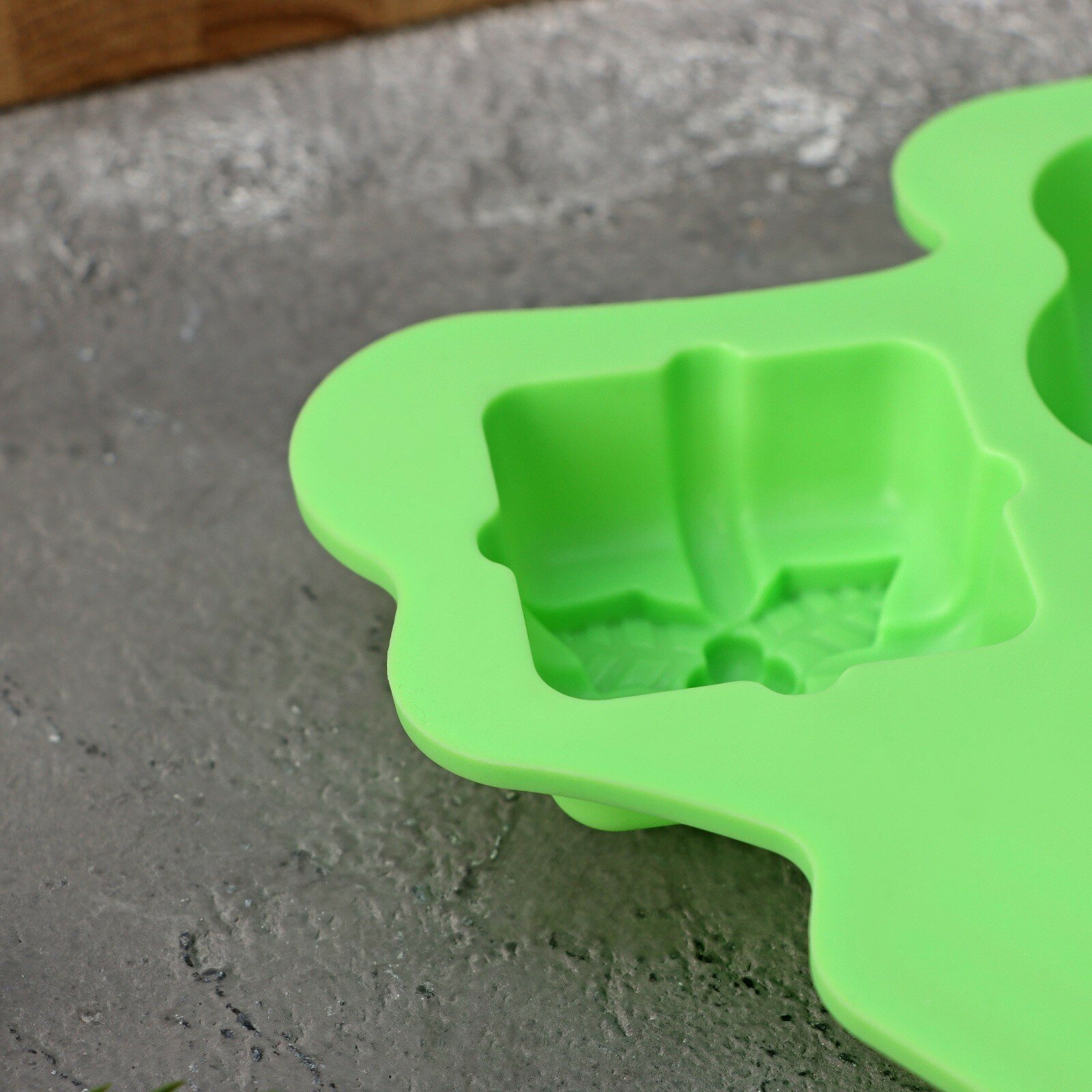 Форма силиконовая для выпечки Доляна «Ёлка», 24,5×21×3 см, 6 ячеек, цвет зелёный