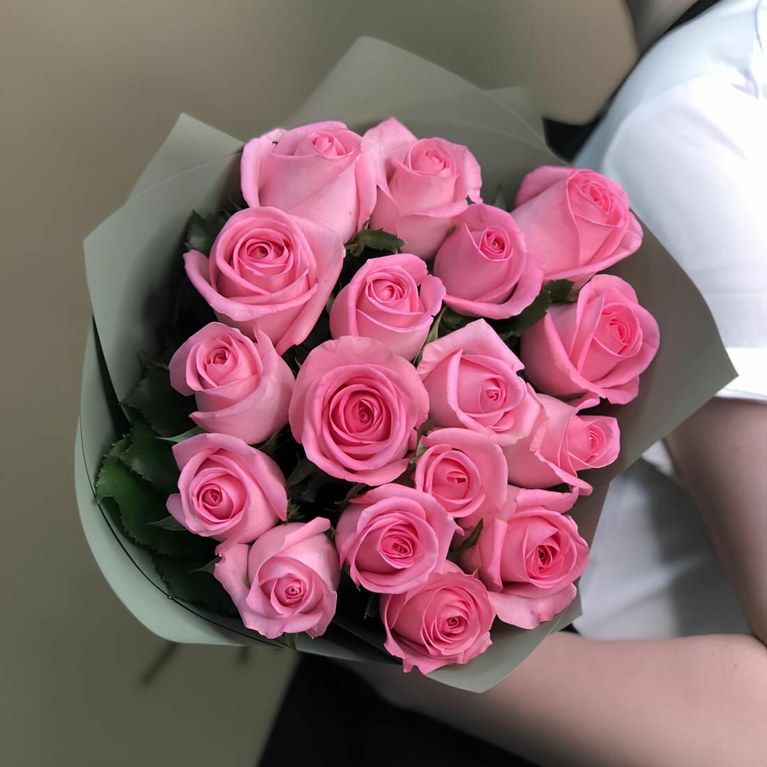 Букет живых цветов из 17 розовой розы 40 см в упаковке с доставкой